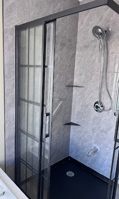 Walk-in shower with a low threshold and glass enclosure